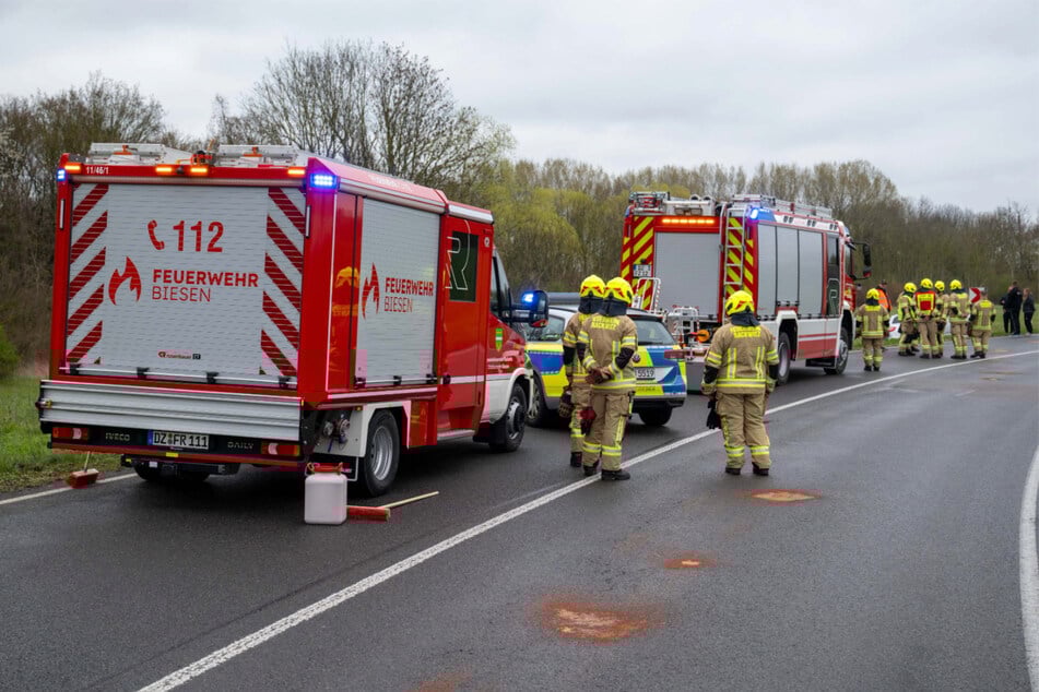 Einsatzkräfte der Polizei, Feuerwehr und des Rettungsdiensts eilten zur Unfallstelle.