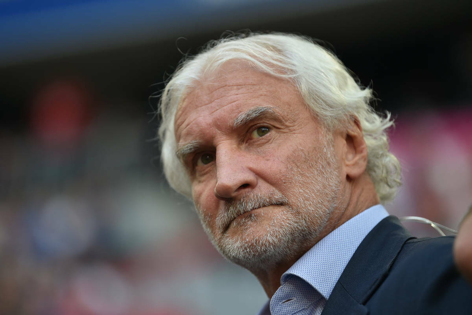 Bayer Leverkusens Geschäftsführer Rudi Völler beobachtet Edin Terzic ebenfalls.