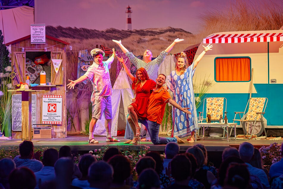 Auf der Bühne im Schlossgarten entfaltet sich mit dem Schlager-Musical "Eine neue Liebe ist..." Camping-Feeling der 70er Jahre.