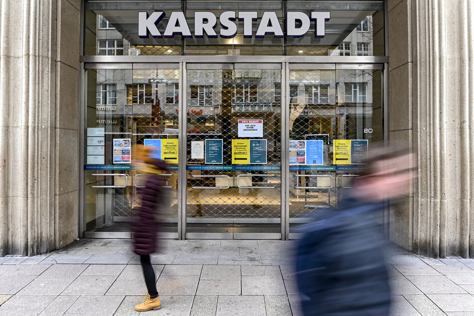Passanten laufen an dem geschlossenen Eingang der Warenhauskette Karstadt vorbei.
