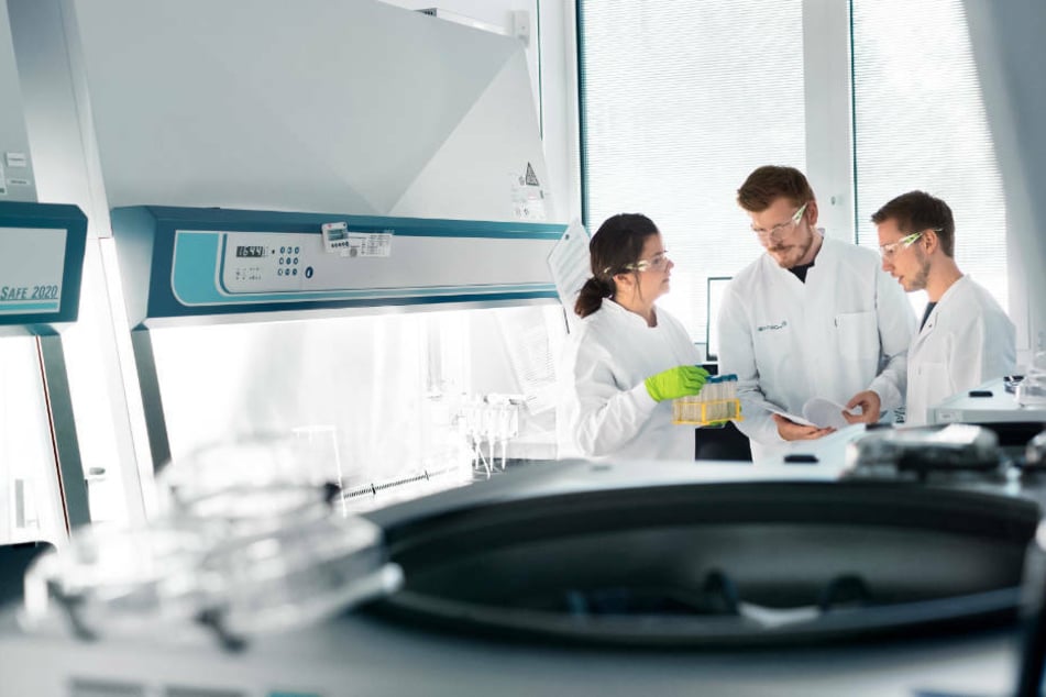 Mitarbeiter des Biotechnologie-Unternehmens Biontech beraten sich im Labor.