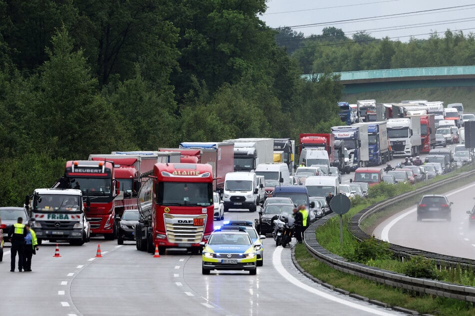 Die A4 musste kurzzeitig voll gesperrt werden.