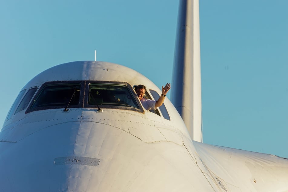 Dmytro Antonov winkt aus dem Cockpit-Fenster einer AN124. (Archiv)