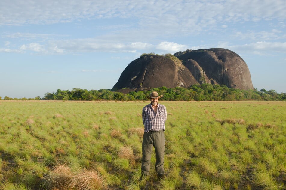 Projektleiter Dr. Jose Oliver vor dem Granithügel am Orinoco, an dem monumentale Felskunst entdeckt wurden.