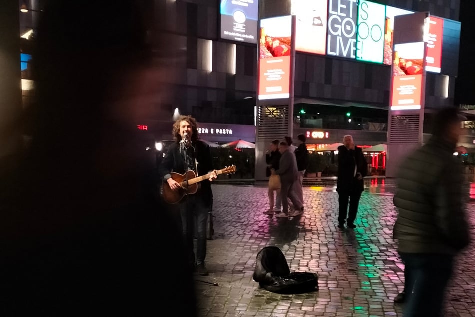 Zwar kein Foto von Bob Dylan, dafür zeigt es einen Straßenmusiker vor der Uber Eats Musical Hall mit Songs des Meisters im Gepäck.