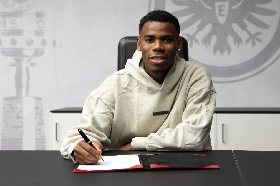 Raphael Onyedika (25) hat bei Eintracht Frankfurt unterschrieben und soll im Mittelfeld für Ordnung und Stabilität sorgen.