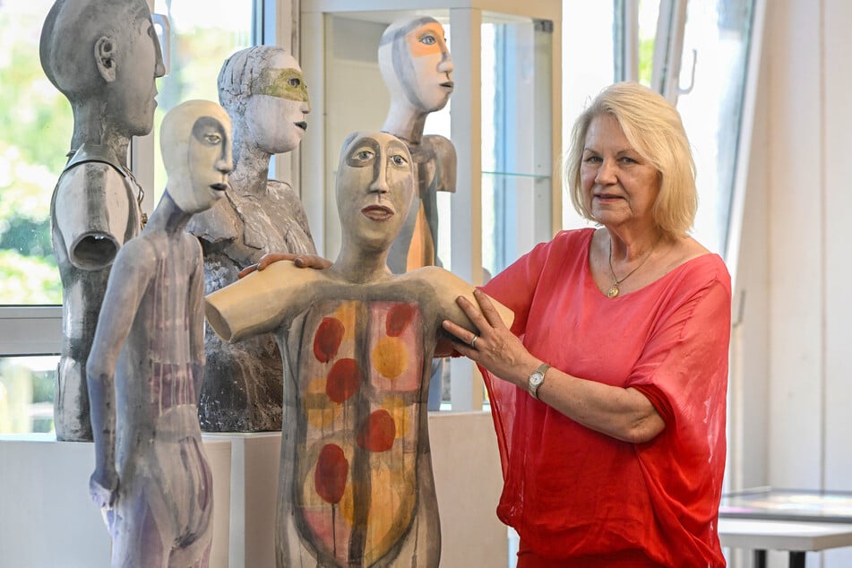 Künstlerin Erika Walther (74) mit ihren großen Keramik-Skulpturen im Klotzscher Atelier.