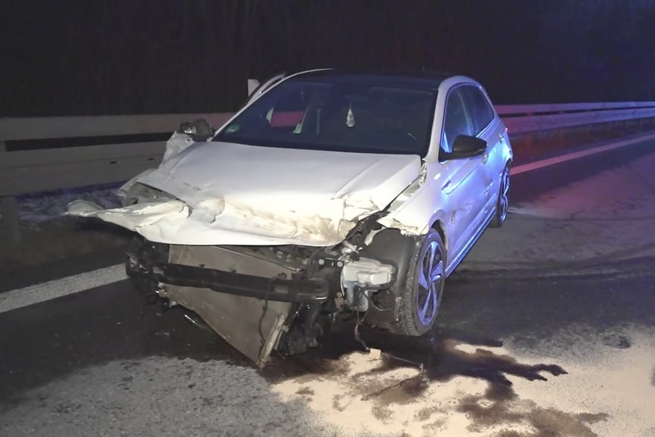 Der weiße VW prallte offenbar frontal in die Leitplanke. Laut TAG24-Informationen kam der Wagen erst 200 Meter von der Unfallstelle entfernt zum Stehen.