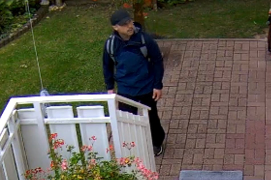 Der zweite Mann nach dem gesucht wird, trug zum Tatzeitpunkt eine blaue Regenjacke sowie eine Kappe und einen Rucksack.