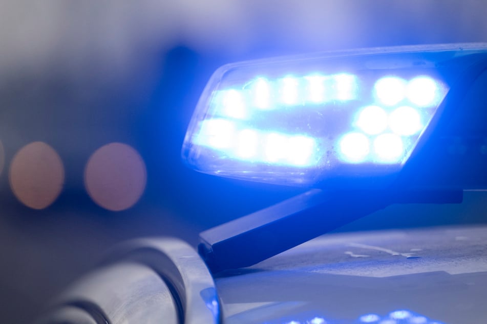 Unfall A5: Kettenreaktion ausgelöst! 19-Jähriger kracht mit Fahrzeug in Stauende, sechs Autos beteiligt