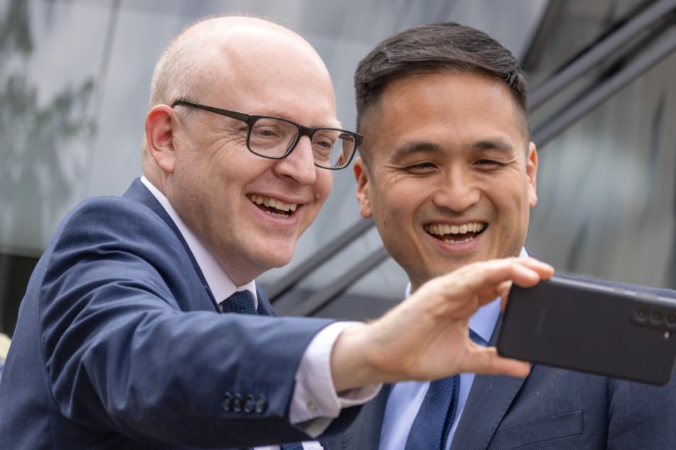 OB Sven Schulze (53, SPD, l.) und Ex-US-Generalkonsul Ken Toko (49) auf dem America Day 2023.