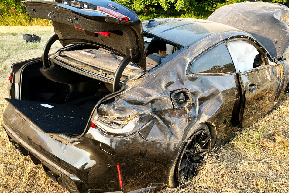 Unfall bei Gommersheim im Landkreis Südliche Weinstraße: Ein BMW kam von der Straße ab, prallte gegen einen Baum und überschlug sich - der Fahrer des Wagens wurde schwer verletzt.