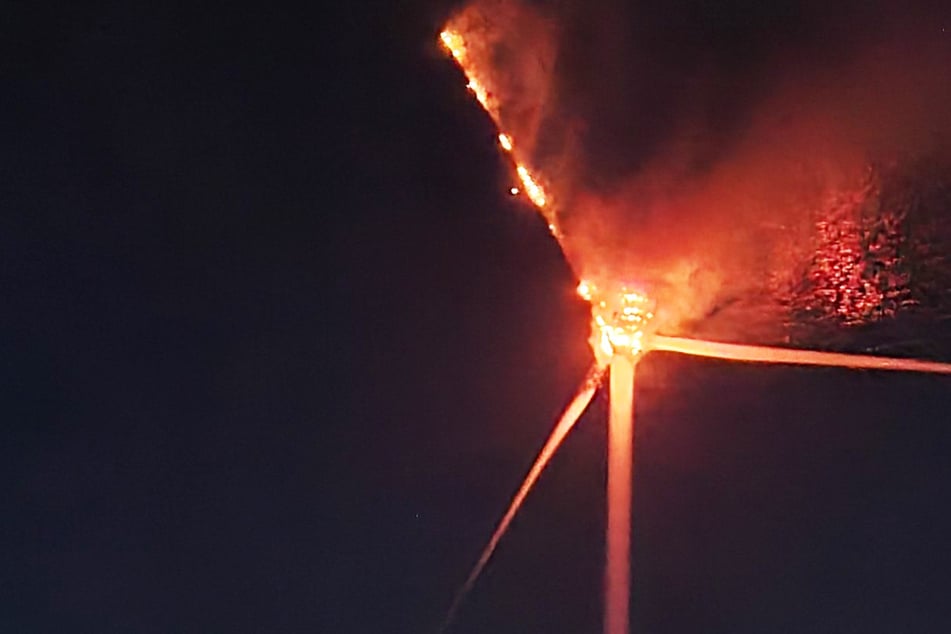 Spektakulärer Brand: 100 Meter hohes Windrad steht lichterloh in Flammen