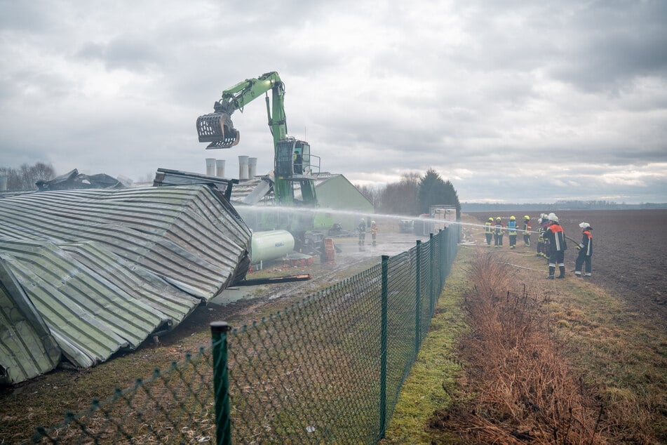 Die Feuerwehr löschte und sicherte den Brand.