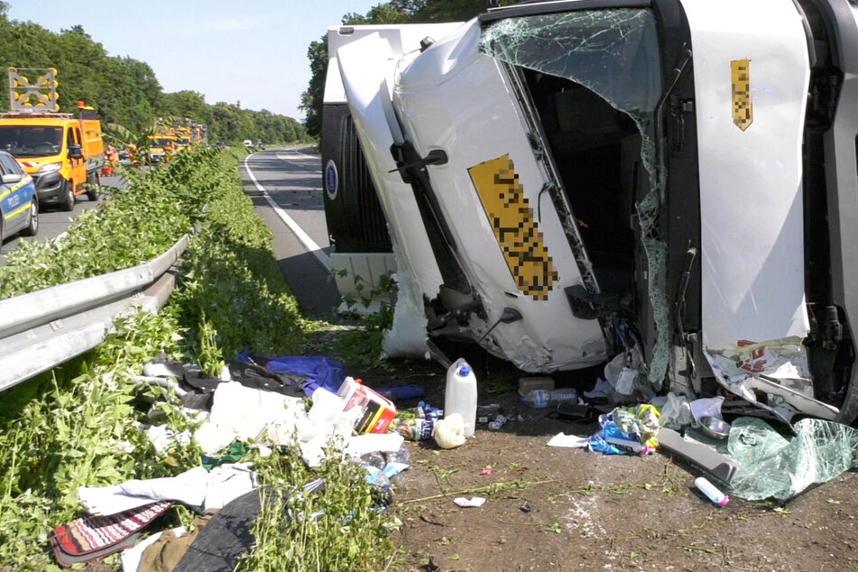 Der Lastwagen wurde bei dem Unfall schwer beschädigt, die A67 musste stundenlang gesperrt werden.
