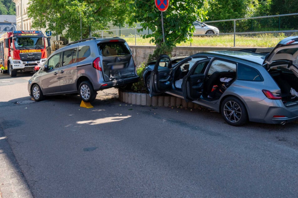 Sperrung nach Unfall: BMW kracht gegen geparkten Mercedes