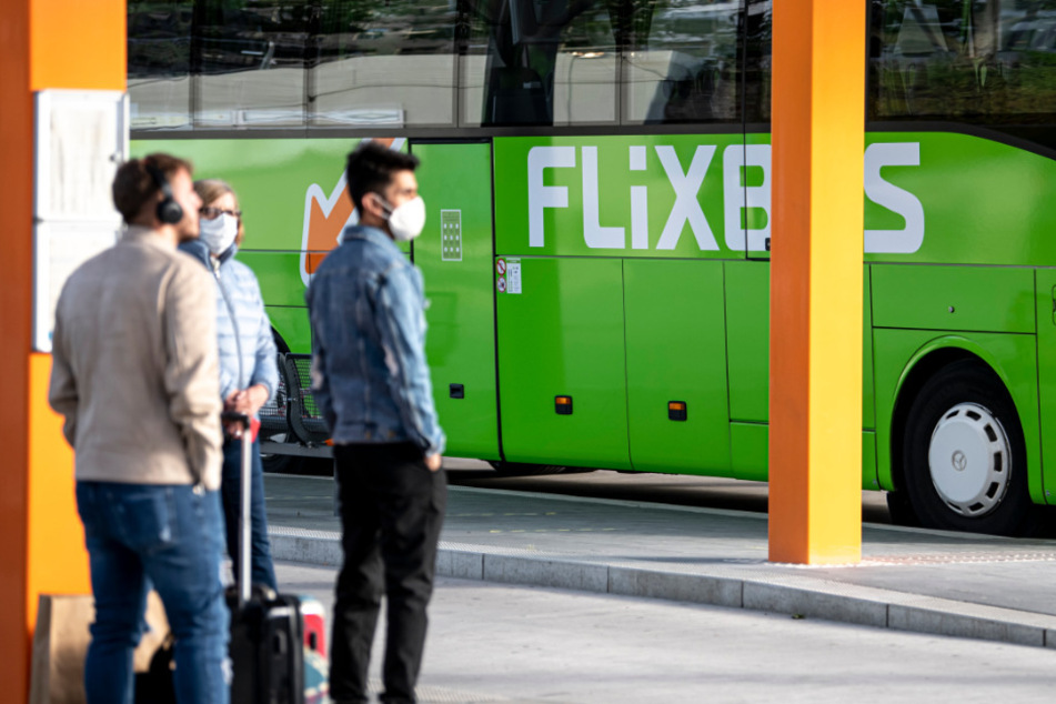 Ein Flixbus steht im Zentralen Omnibusbahnhof in Berlin.