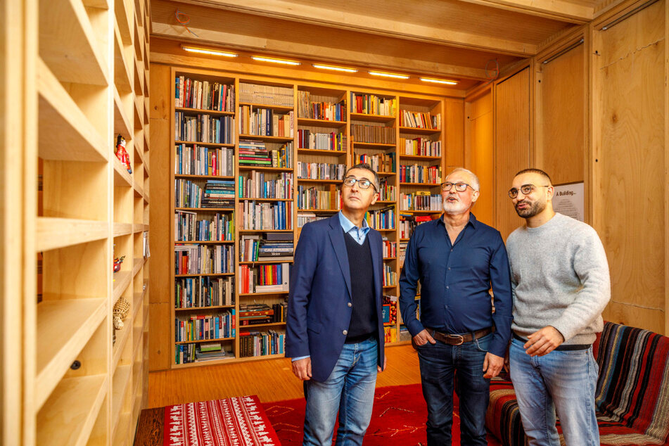 Landwirtschaftsminister Cem Özdemir (56, Grüne, l.) und der Bundestagsabgeordnete Kassem Taher Saleh (29, Grüne, r.) staunen über das Werk von Architekt Gerd Priebe (64).