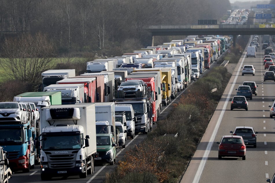 Meldungen zu Unfällen auf der A4 gibt es nahezu täglich. (Foto: Oliver Berg/dpa)