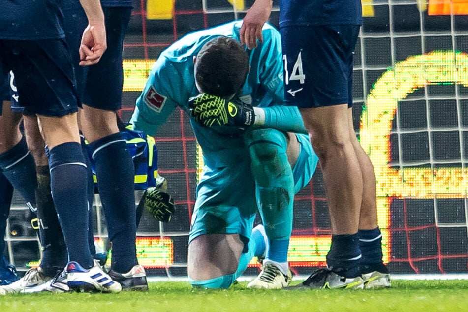 VfL-Keeper Patrick Drewes (31) ist im Spiel gegen Union Berlin von einem Feuerzeug am Kopf getroffen worden.