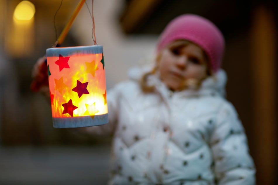 Mit dem Lampion geht es durch den Park Lichtenwalde. (Symbolfoto)