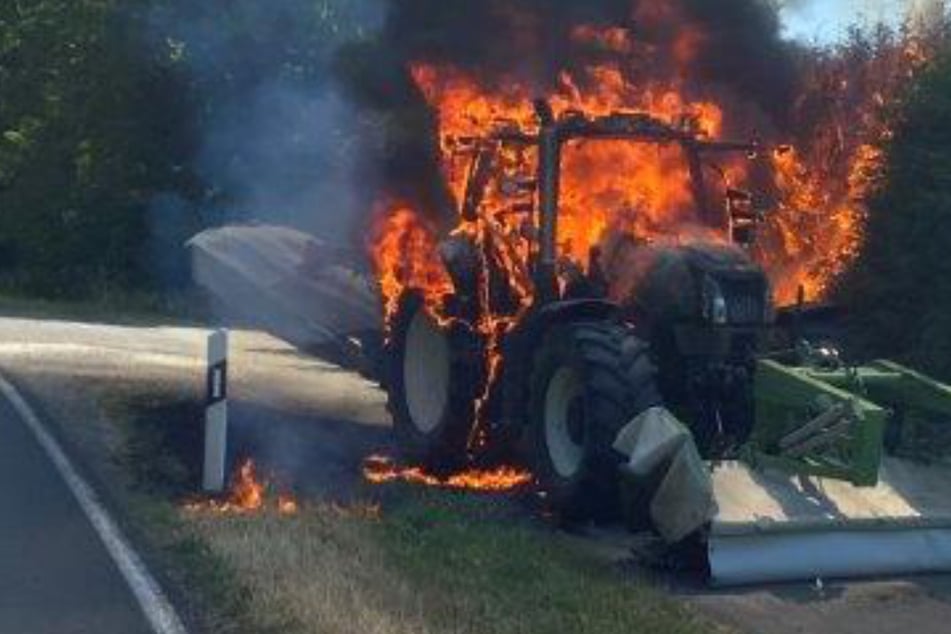 Der Fahrer wollte den Traktor noch nach Hause bringen, doch loderten die ersten Flammen.