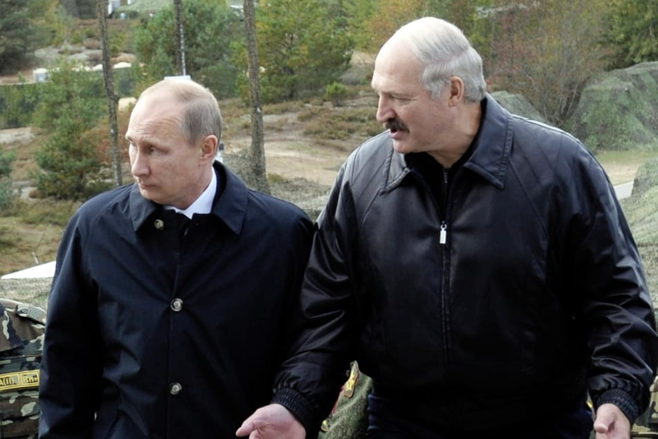Wladimir Putin (70, l), Präsident von Russland, und Alexander Lukaschenko (68), Präsident von Belarus.