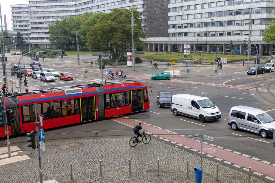 An der Kreuzung Brückenstraße/Straße der Nationen stehen sich Autos und Straßenbahnen fast täglich im Weg.
