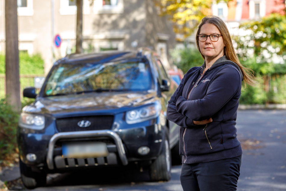 Sandra Schöne (44) ärgert sich, dass die Stadt den kranken Baum nicht schon längst gefällt hat.