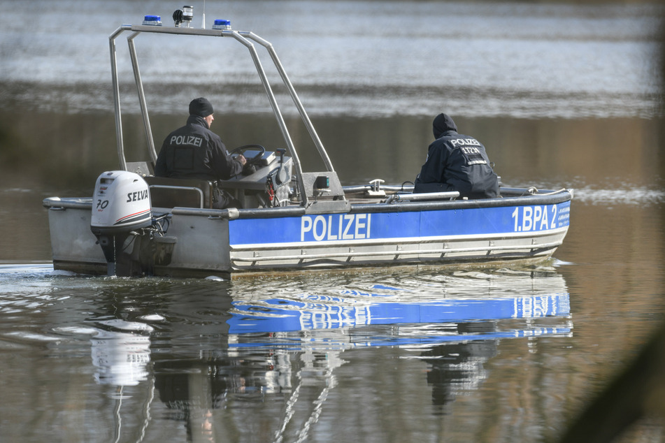 Polizisten und Feuerwehrleute suchten intensiv nach der vermissten Frau. (Symbolbild)