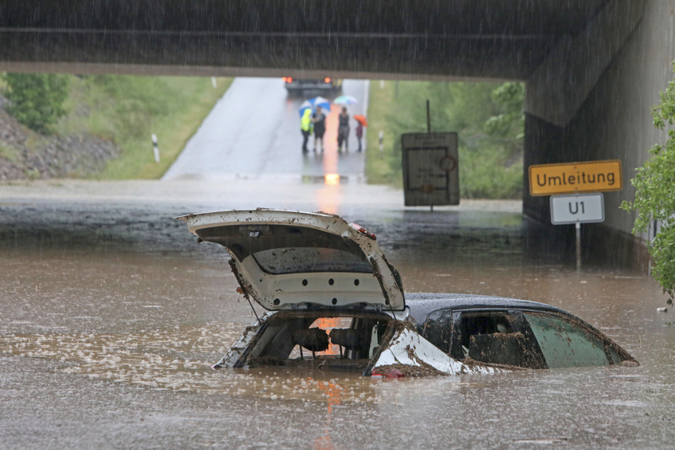 Unterwasserfahrt: Die Feuerwehr musste in Glauchau-Höckendorf ein älteres Paar aus diesem Auto retten.