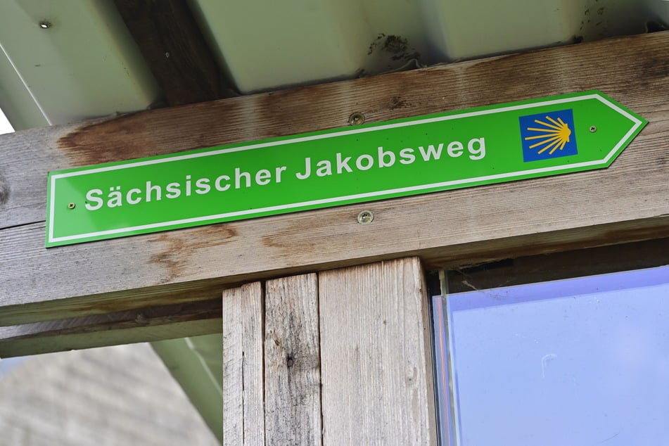 Der Jakobsweg führt im Neukirchner Ortsteil Adorf am Biohof Bochmann vorbei.