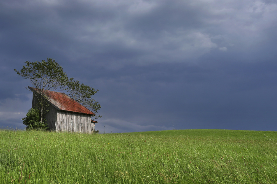 Es kann im Freistaat ungemütlich werden! Der Donnerstag in Bayern wird heiß, aber Gewitter und Schauer bahnen sich an. (Symbolbild)
