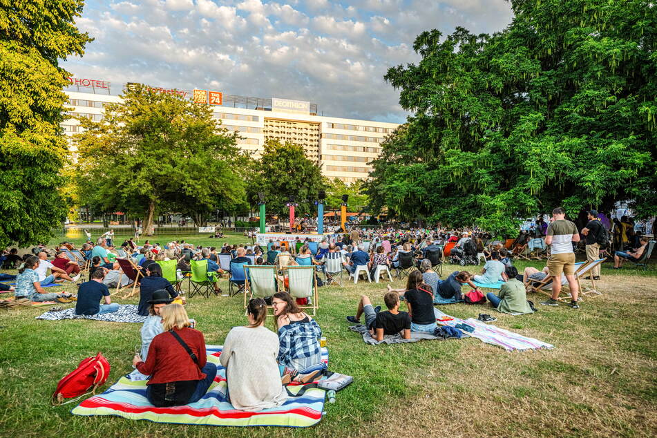 Der Parksommer lockt dieses Jahr so viele Gäste wie noch nie auf die Wiese vor der Stadthalle.