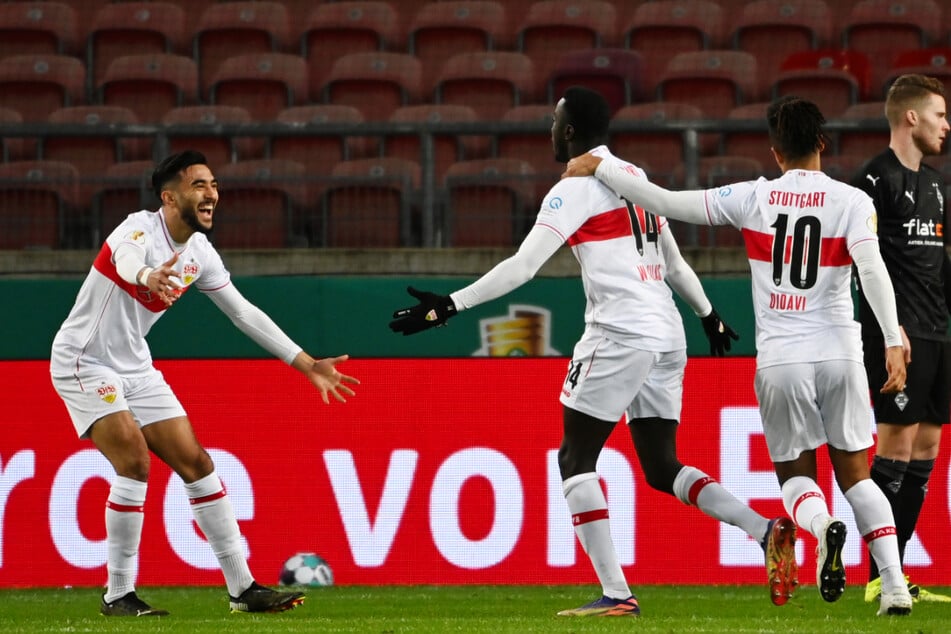 Nicolas Gonzalez (l.) und Daniel Didavi (r.) bejubeln das 1:0 für den VfB durch Silas Wamangituka (M.).