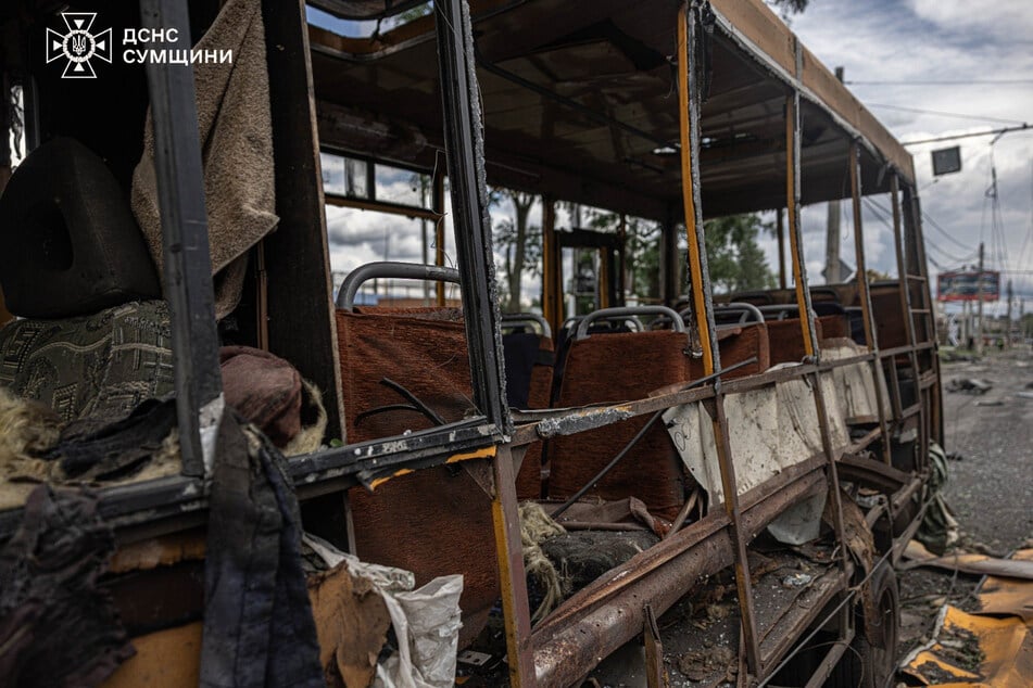 Dieses vom ukrainischen Rettungsdienst zur Verfügung gestellte Foto zeigt einen ausgebrannten Reisebus nach einem russischen Luftangriff.