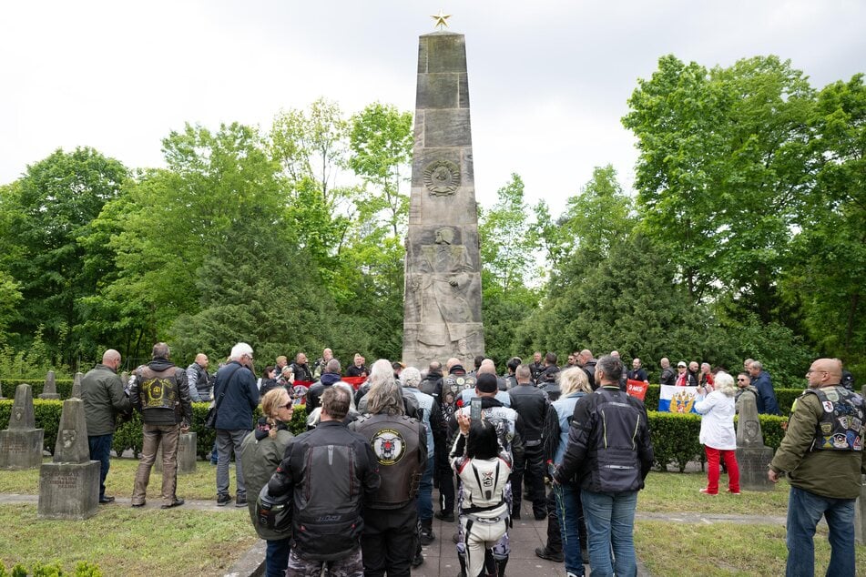 Rund 80 "Nachtwölfe" und Sympathisanten gedenken auf dem Sowjetischen Garnisonsfriedhof vor dem Obelisk von Friedrich Press der Toten des Zweiten Weltkrieges.