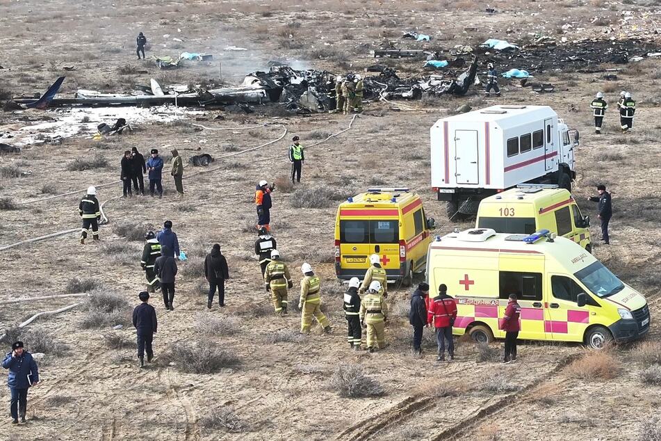 Rettungskräfte kümmerten sich vor Ort um die Überlebenden.