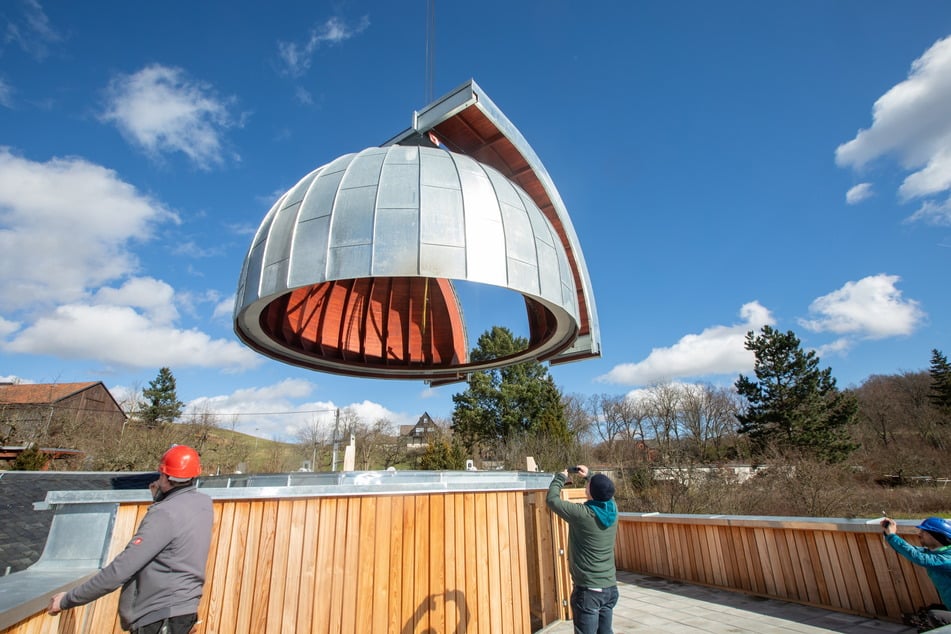 Die 2,5 Tonnen schwere Kuppel schwebte am Stahlseil auf den neuen himmlischen Beobachtungsposten.