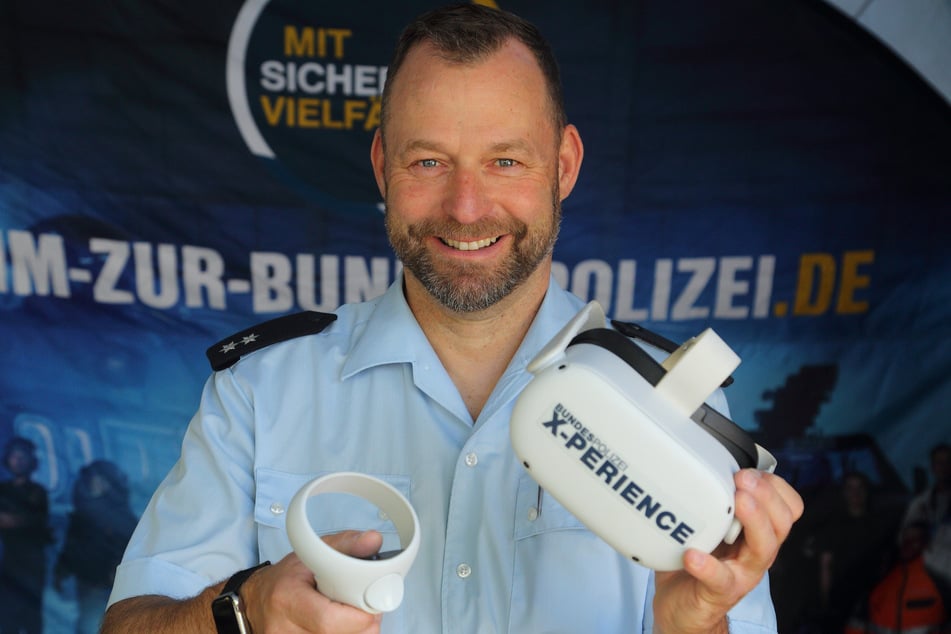 Mit VR-Brillen in der Hand warb Polizeioberkommissar Marcus Poppe (52) in Dresden für die Bundespolizei.