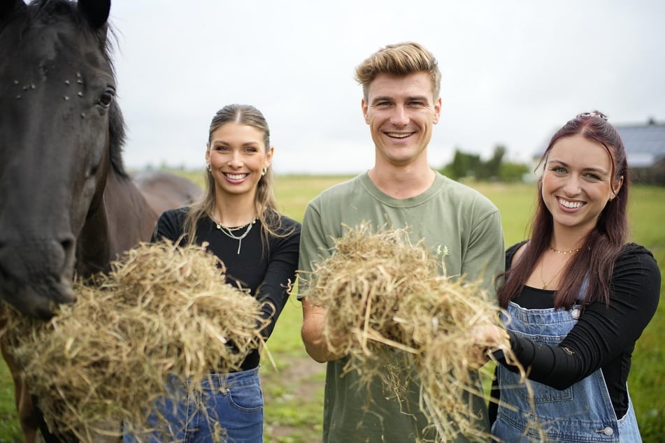 Nach der Abfuhr für Selina (l.) ging der 29-jährige Ackerbauer mit Lehrerin Laura (26) auf Tuchfühlung.