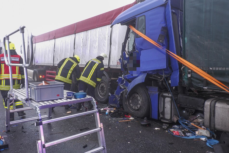 Die Straße musste nach dem schrecklichen Unfall komplett gesperrt werden.