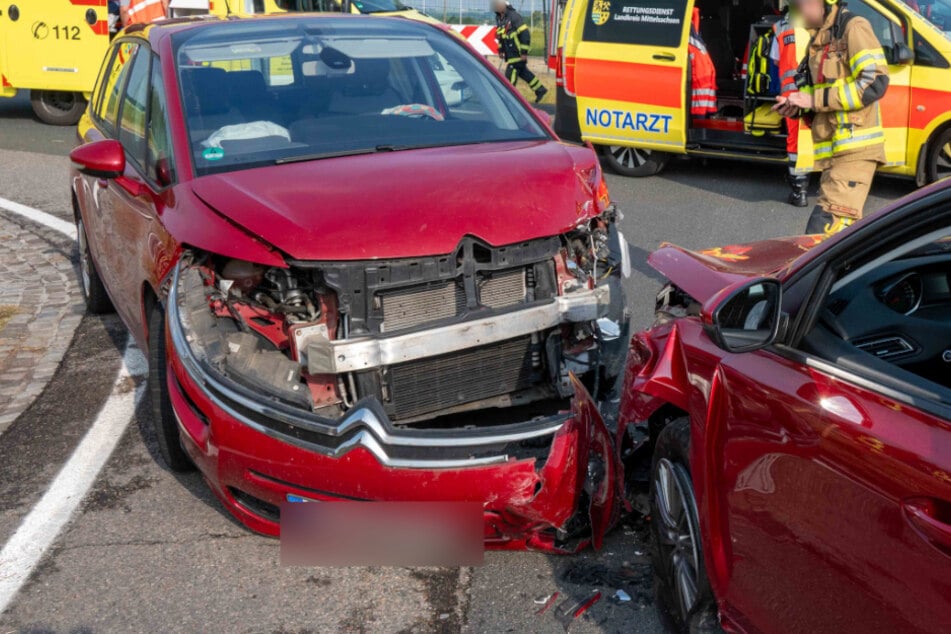 Frontalcrash in Mittelsachsen: Peugeot und Citroën stoßen zusammen