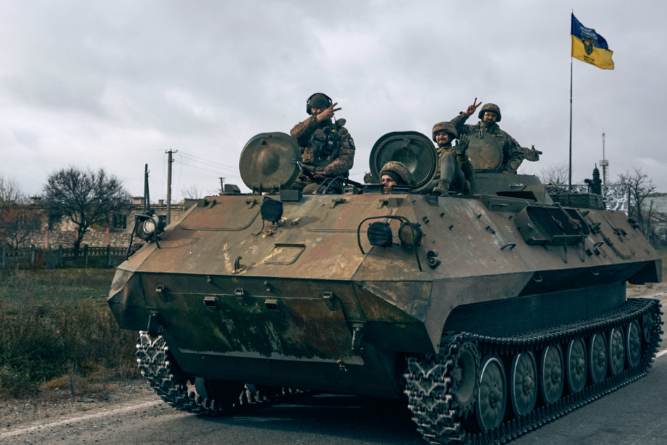 Ukrainische Soldaten auf einem erbeuteten russischen Schützenpanzer in Cherson. Zahlreiche Streitkräfte sollen künftig in EU-Ländern ausgebildet werden.