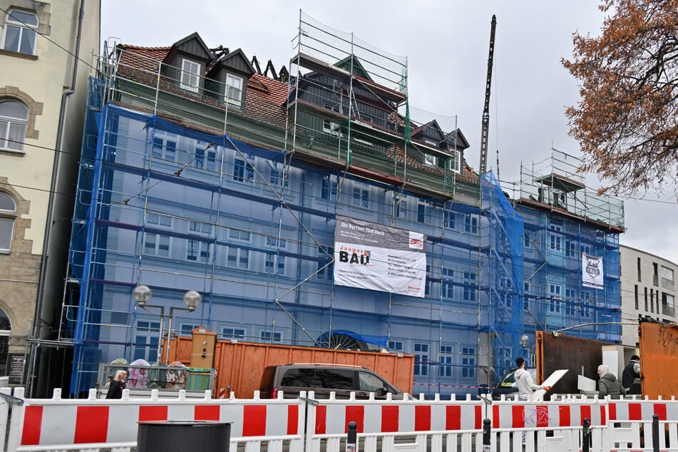 Nach dem Brand in der Silvesternacht sind nun vier Personen in das einsturzgefährdete Gebäude am Domplatz eingebrochen.