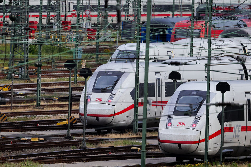Baustellen, fehlendes Personal und manchmal ist das Wetter schuld: Die Deutsche Bahn hat ein massives Zeitproblem.