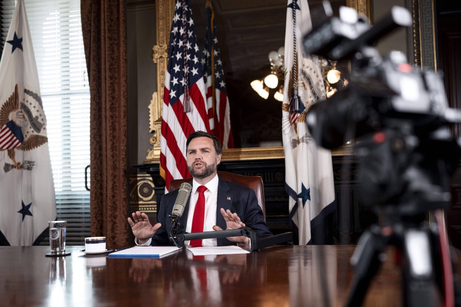Vizepräsident J.D. Vance (41) moderiert eine Folge der "Charlie Kirk Show" im Weißen Haus