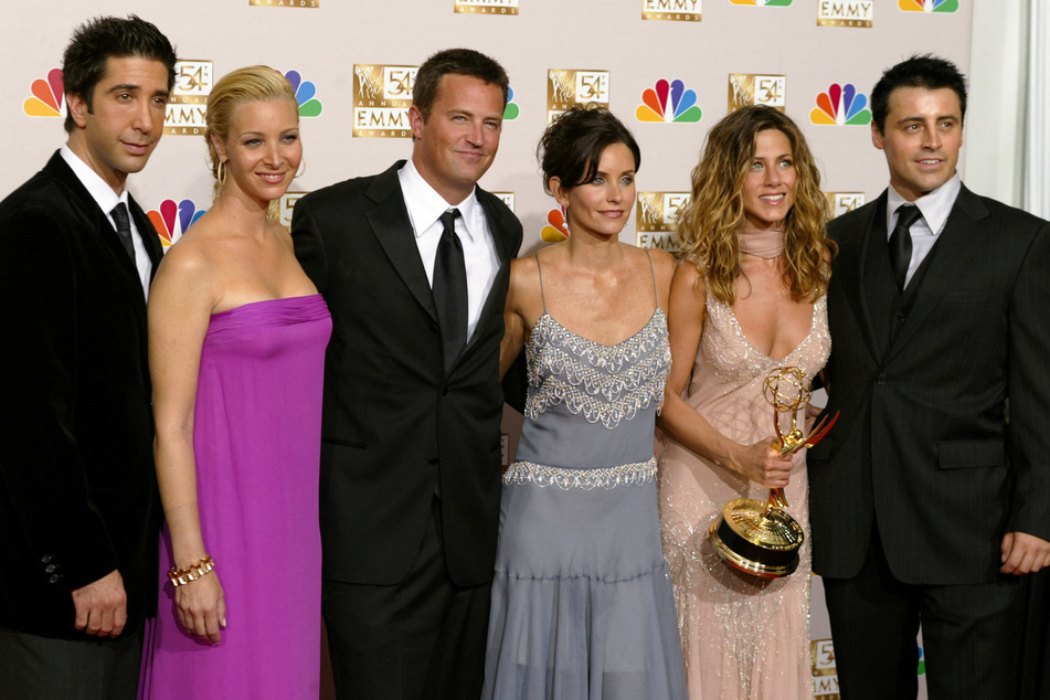 David Schwimmer (l.), Lisa Kudrow (2nd from l.), Courteney Cox (4th from l.), Jennifer Aniston (5th from l.), and Matt LeBlanc (r.) issued a statement in response to Friends co-star Matthew Perry's death.