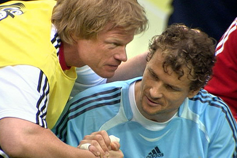 Kahn (l.) spricht seinem langjährigen Rivalen Jens Lehmann vor dem Elfmeterschießen im Viertelfinalspiel gegen Argentinien bei der WM 2006 Mut zu.