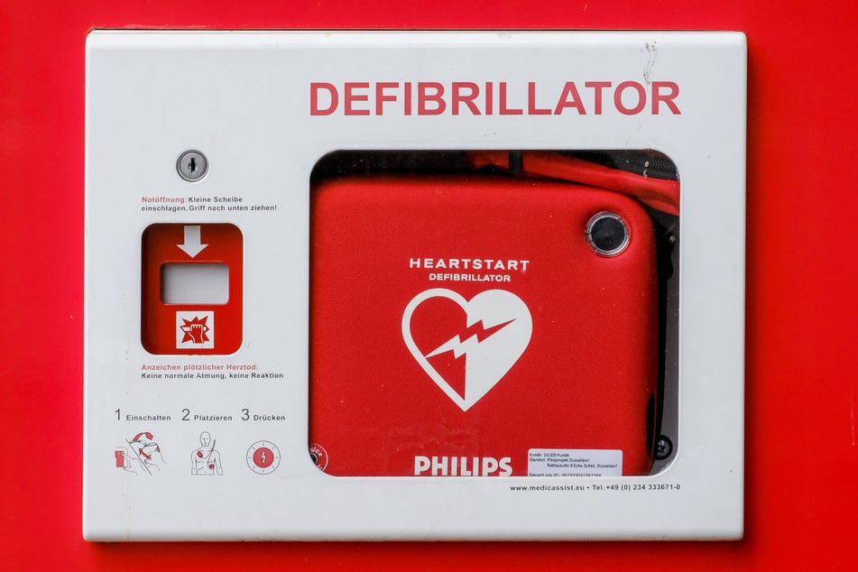 Bei der Defibrillation wird ein elektrischer Schock verwendet, um ein stillgestandenes Herz wieder zu starten oder um einen unregelmäßigen Rhythmus kurzzeitig zu stoppen, damit das Herz wieder normal schlagen kann. (Symbolbild)